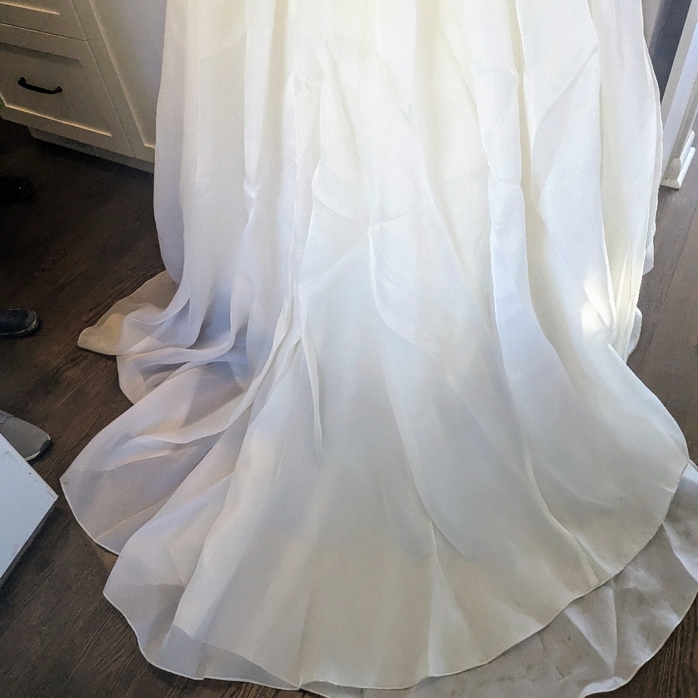 Vera Wang Wedding Dress - Picture 3 of 9